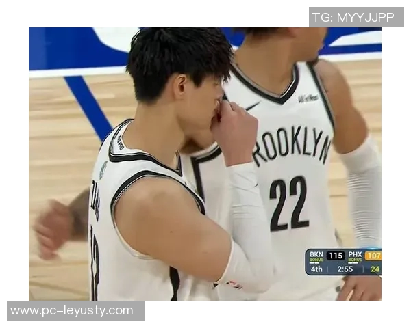 曾凡博防守贾里德巴特勒失误被罚犯规瞬间回顾